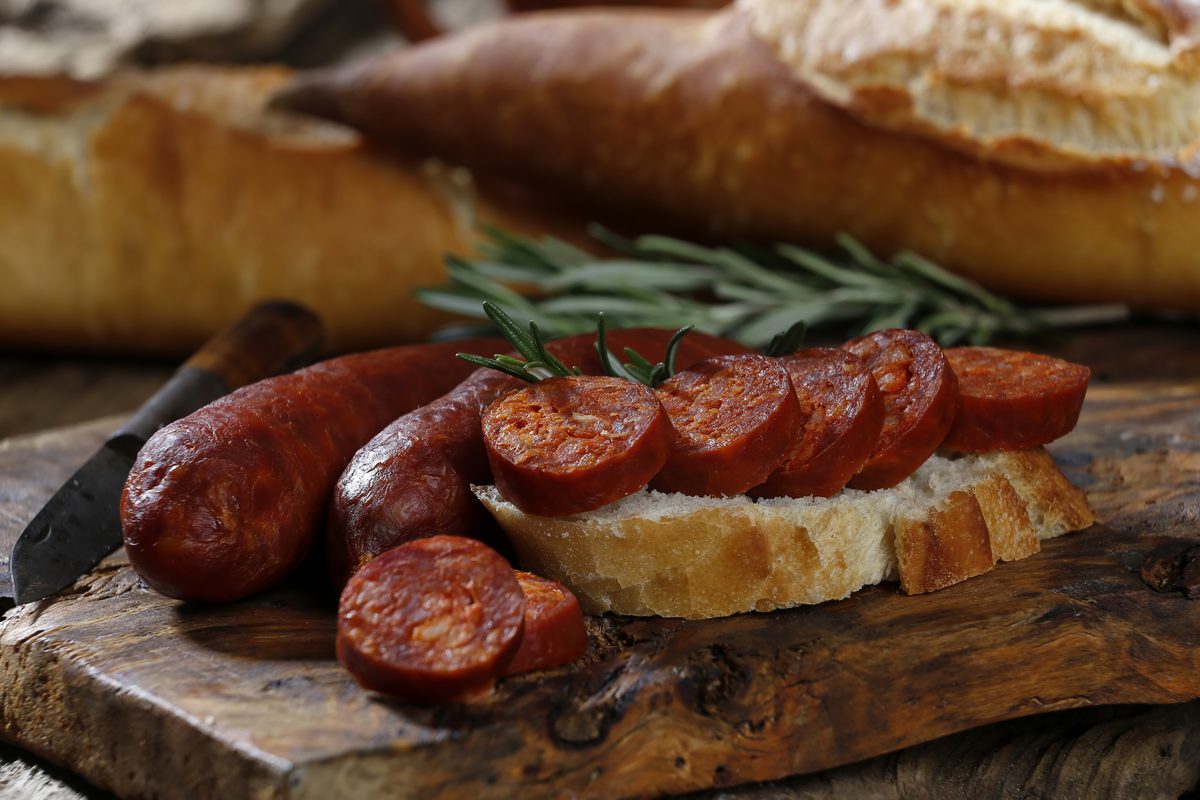 Chorizo asturiano en rodajas sobre pan, con su color rojizo característico del pimentón