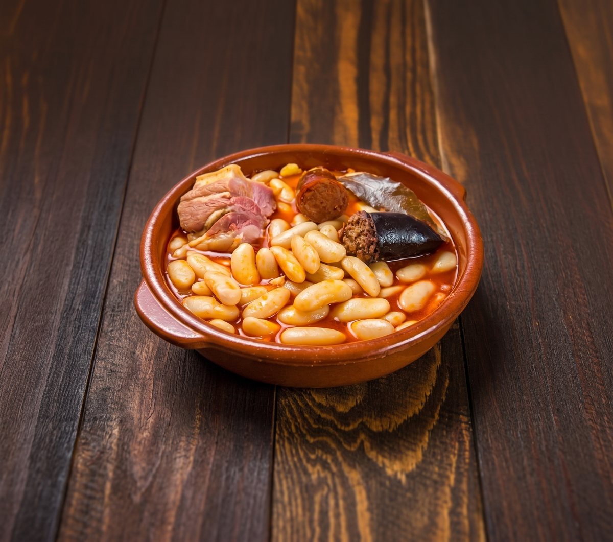 Fabada asturiana con fabes, chorizo, morcilla y panceta en cazuela de barro