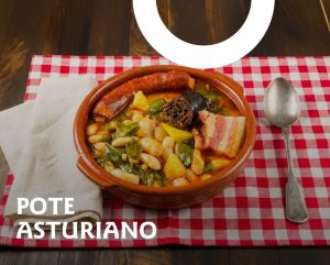Pote asturiano tradicional con compango y berza en cazuela de barro